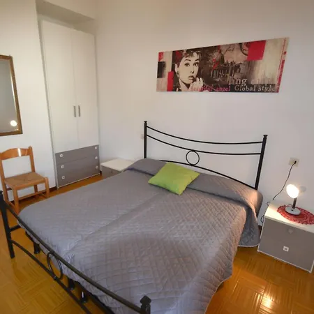 Cozy Flat With Private Garden 아파트 비비오네